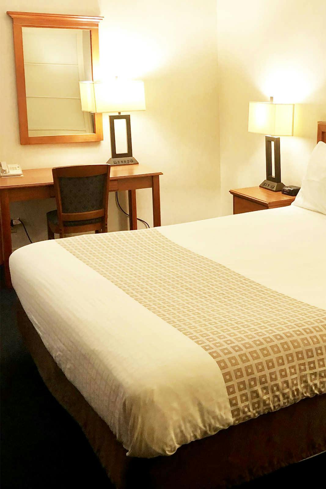 Hotel Newport Channel Inn photo 1