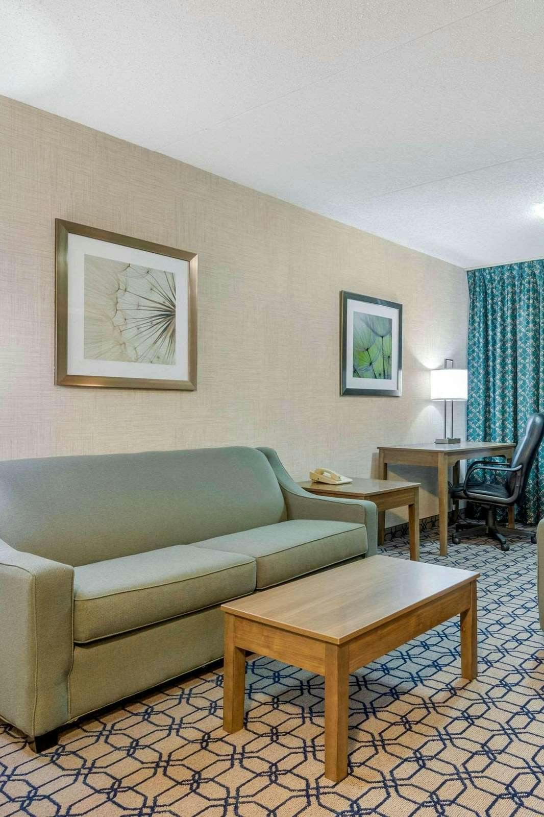 Hotel Quality Suites Whitby photo 4