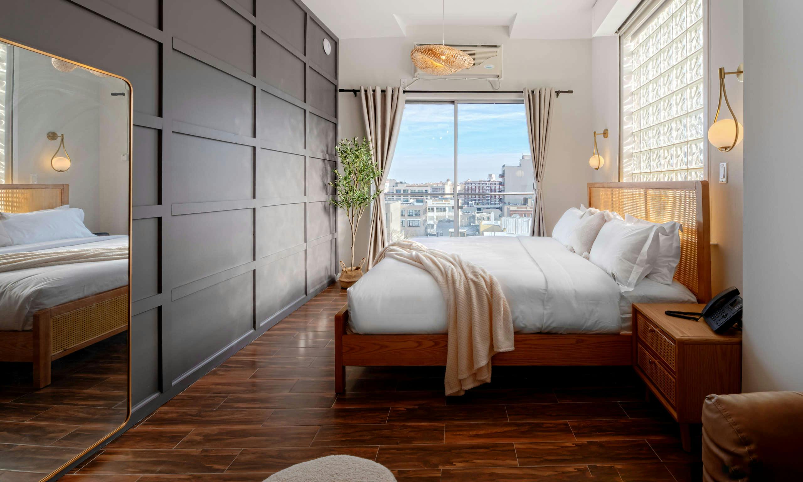 Hotel With Jacuzzi In Queens Ny