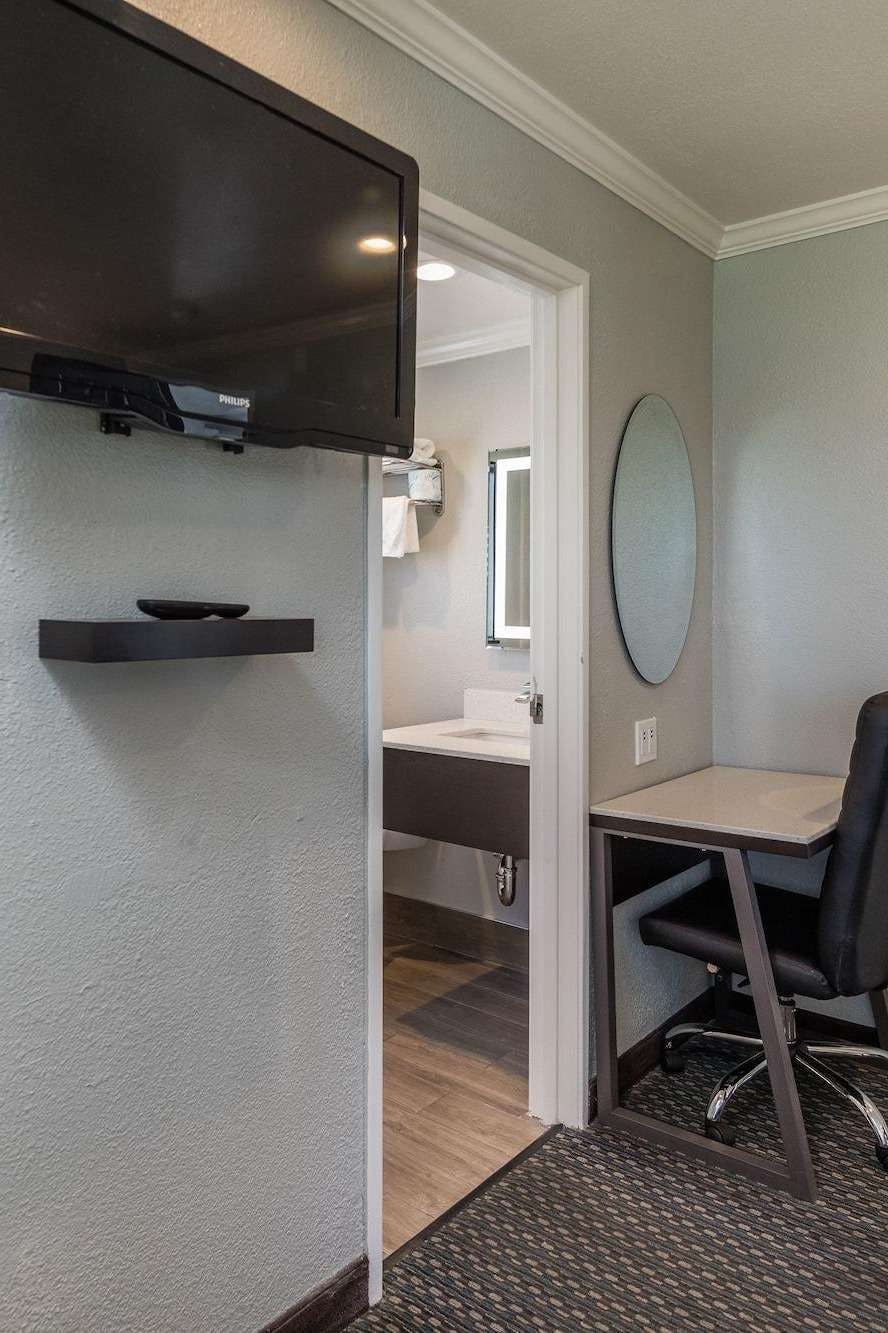 Hotel Bayhill Inn photo 2