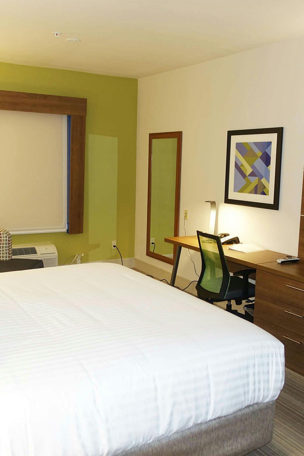 Hotel Holiday Inn Express & Suites Brentwood photo 1