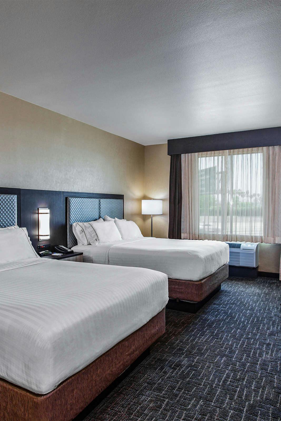 Hotel Holiday Inn Express & Suites Anaheim Resort Area photo 3