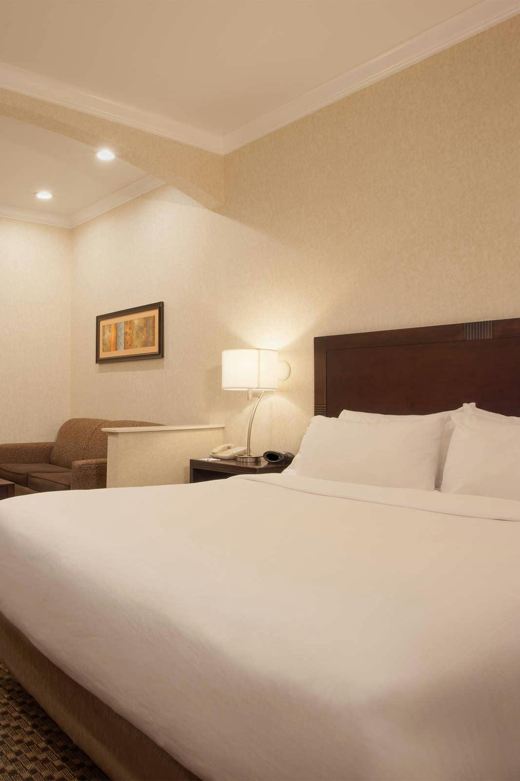 Hotel Holiday Inn Express & Suites Davis University Area photo 1