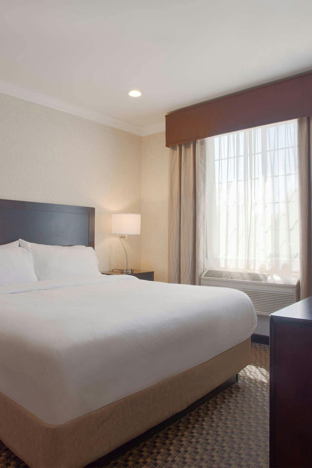 Hotel Holiday Inn Express & Suites Davis University Area photo 4