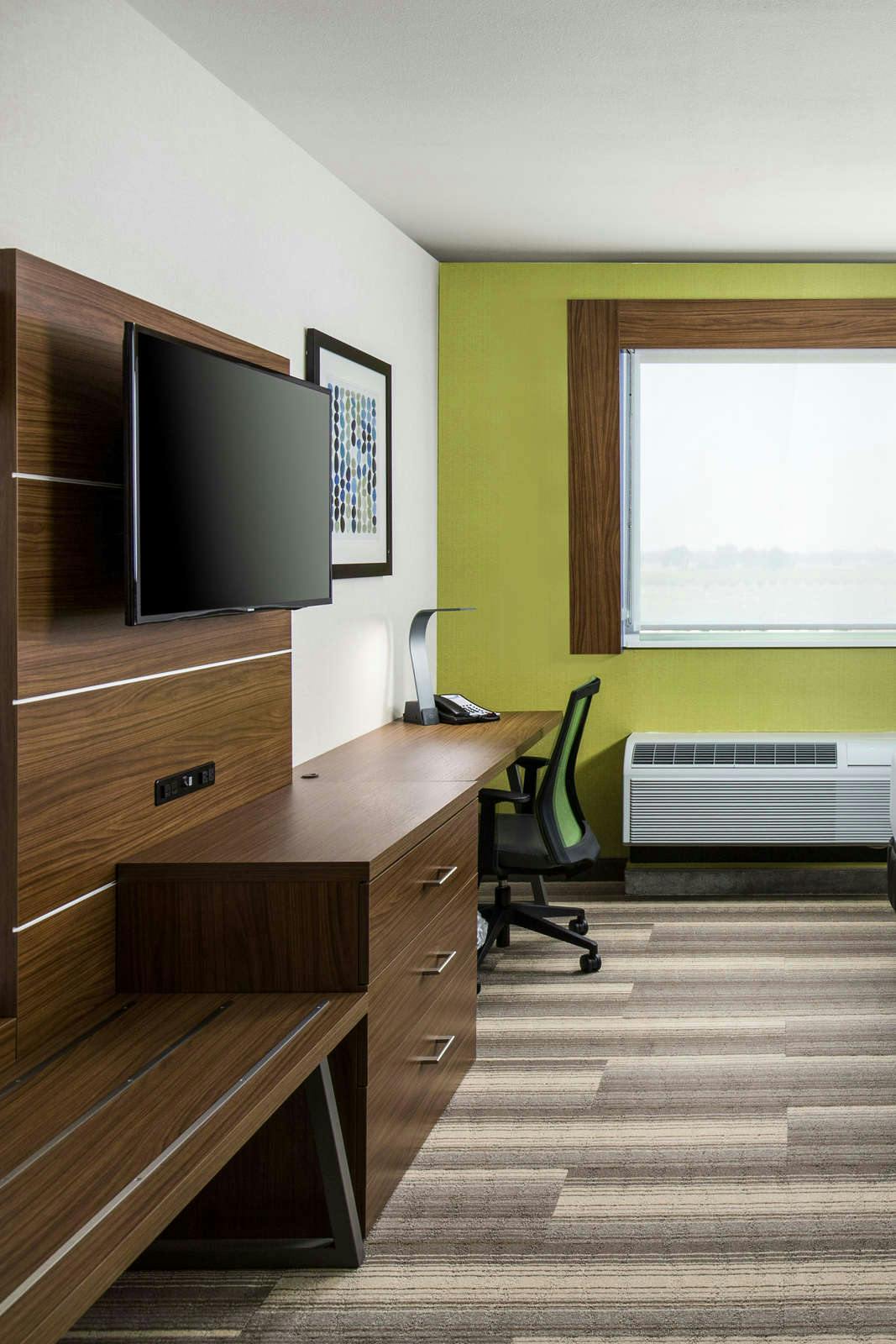 Hotel Holiday Inn Express Visalia photo 3