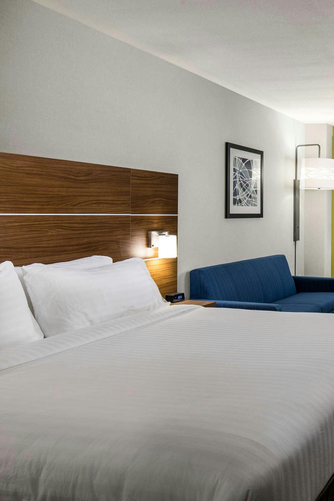 Hotel Holiday Inn Express Visalia photo 1