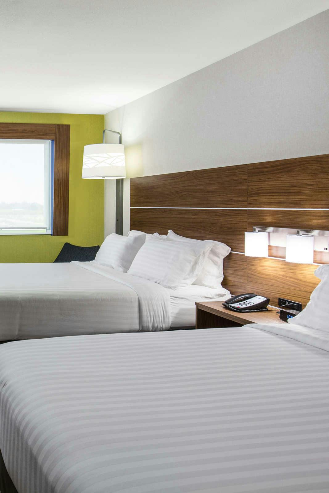 Hotel Holiday Inn Express Visalia photo 2