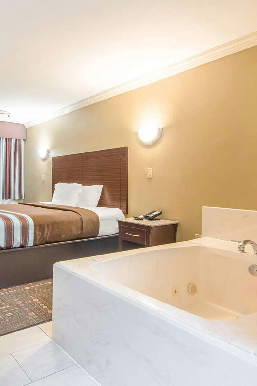 Hotel Americas Best Value Inn Houston at I-45 & Loop 610 photo 4