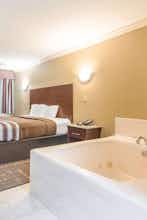 Hotel Americas Best Value Inn Houston at I-45 & Loop 610 photo 4
