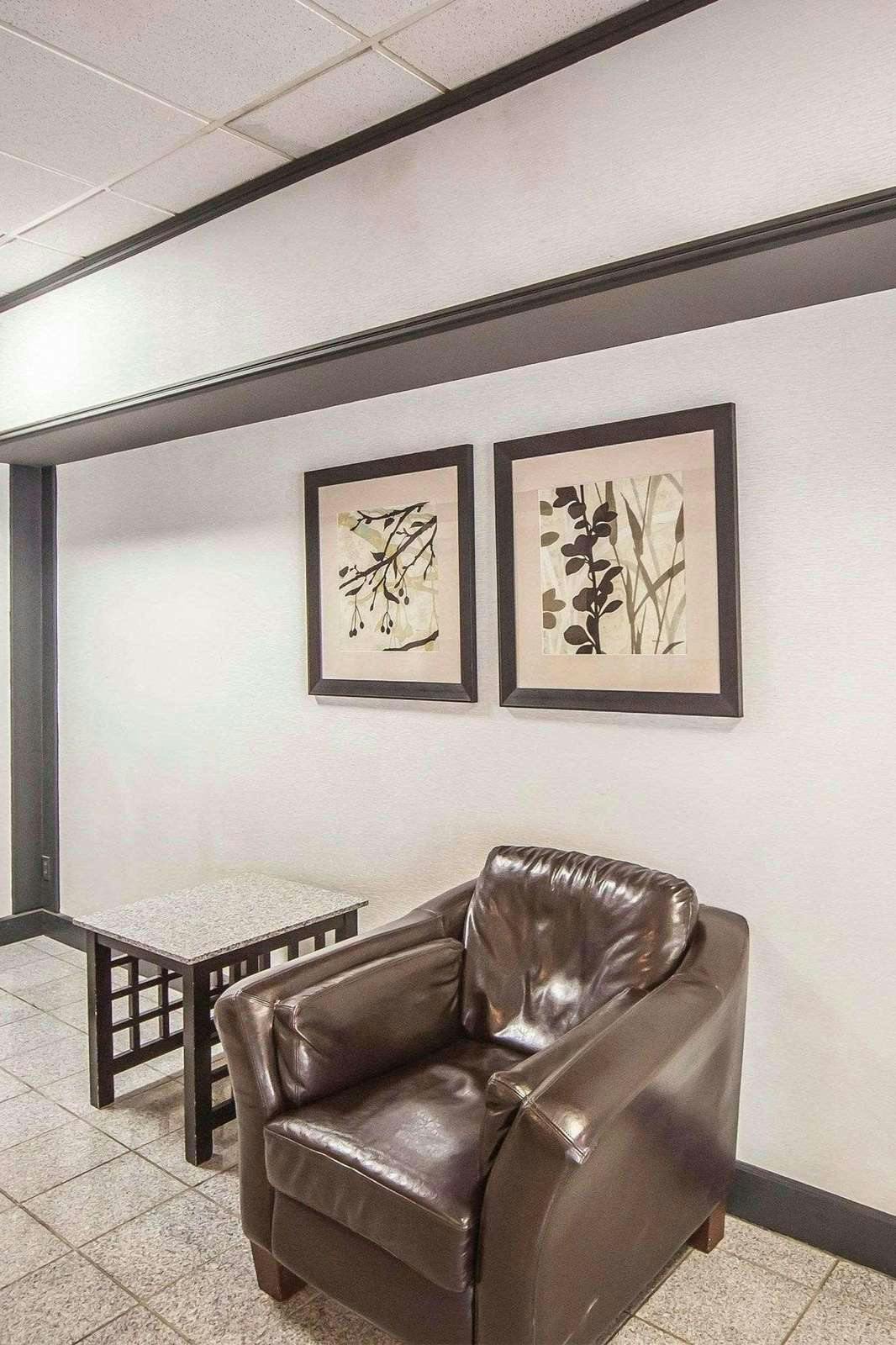 Hotel Comfort Inn & Suites Edmonton photo 4