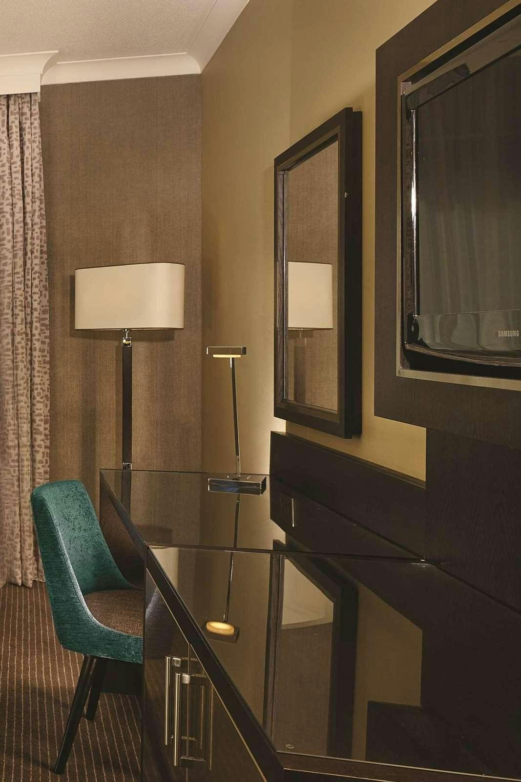 Hotel Doubletree By Hilton Hotel Woking photo 3