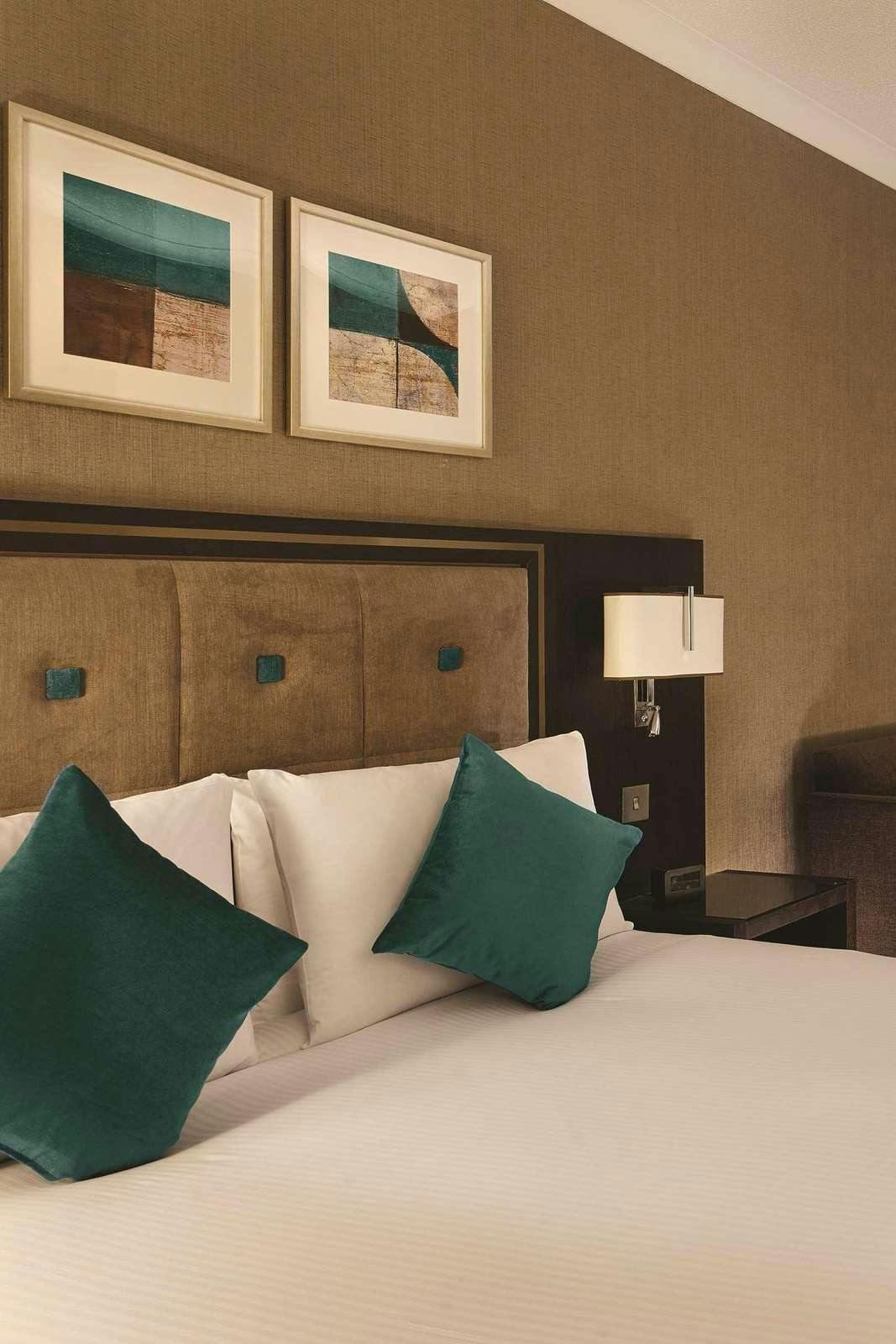 Hotel Doubletree By Hilton Hotel Woking photo 1