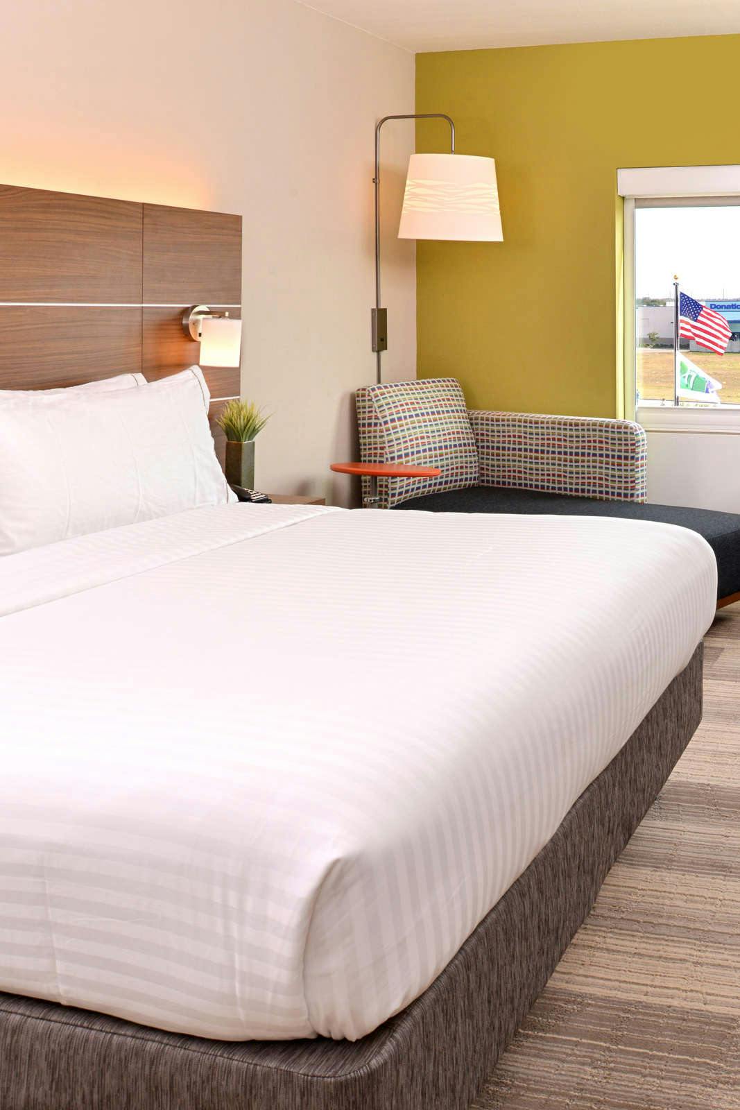 Hotel Holiday Inn Express & Suites St. Petersburg Madeira Beach photo 1