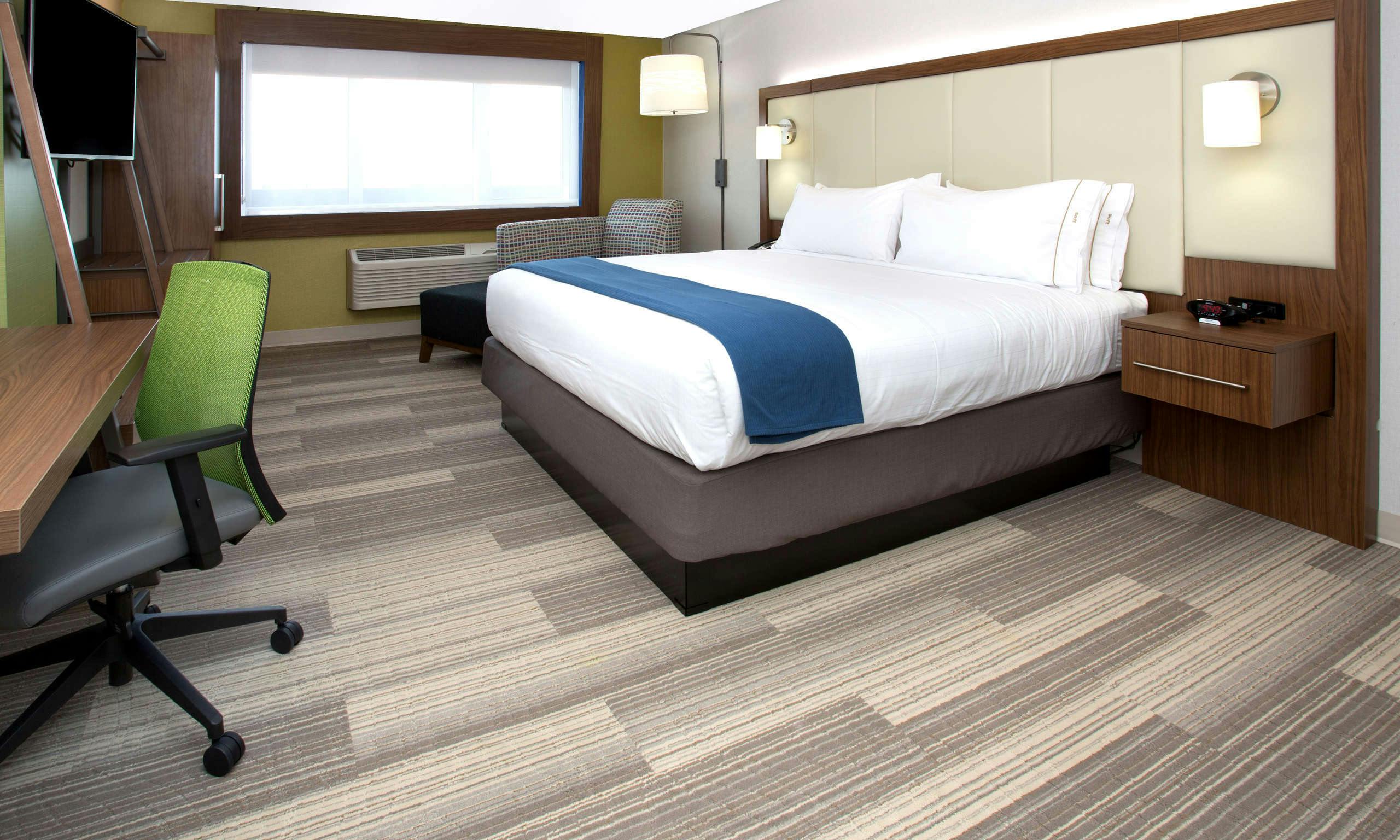 Holiday Inn Express & Suites Queensbury Lake George Area