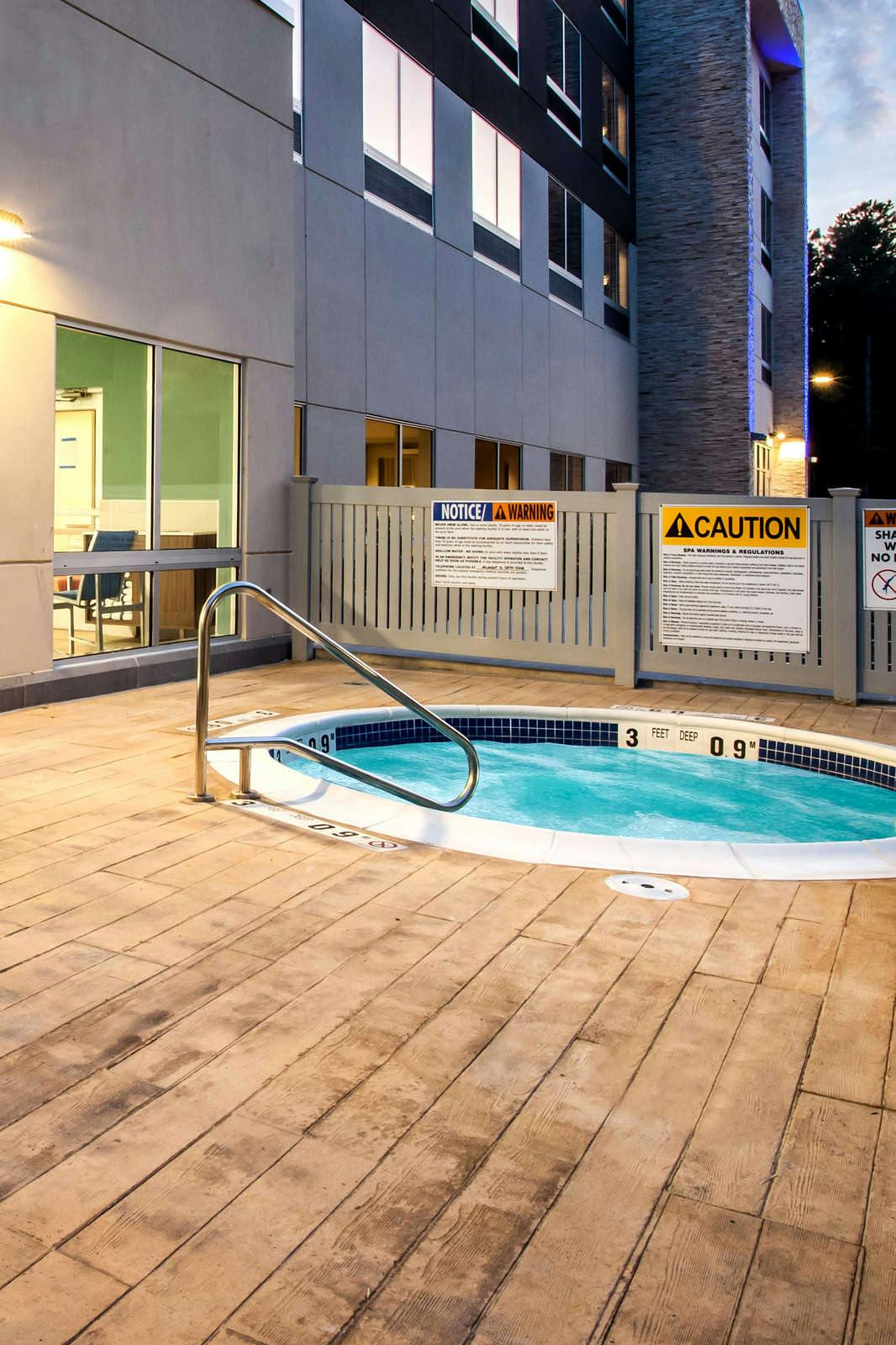 Hotel Holiday Inn Express & Suites Queensbury Lake George Area photo 1