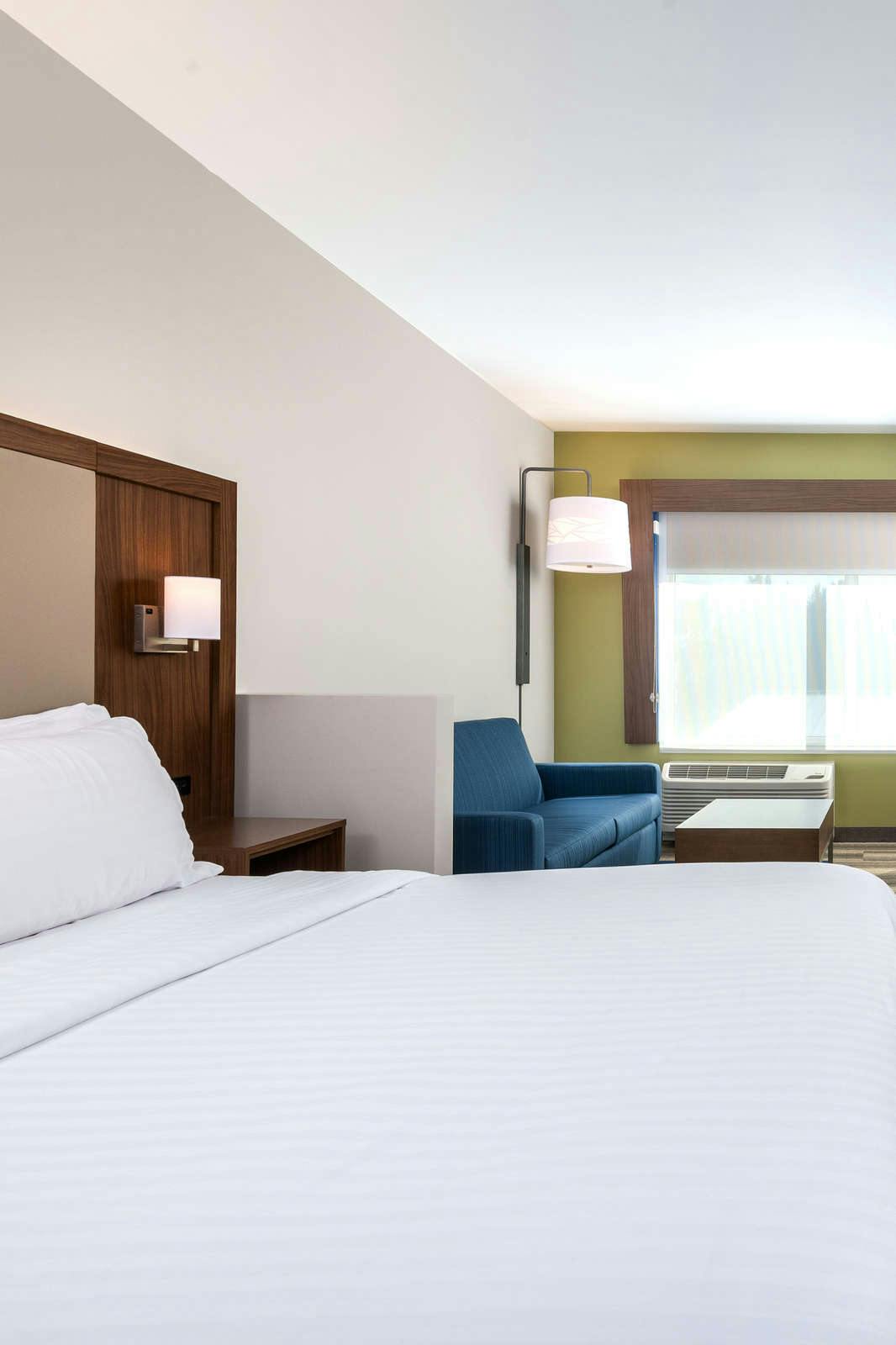 Hotel Holiday Inn Express & Suites Queensbury Lake George Area photo 3