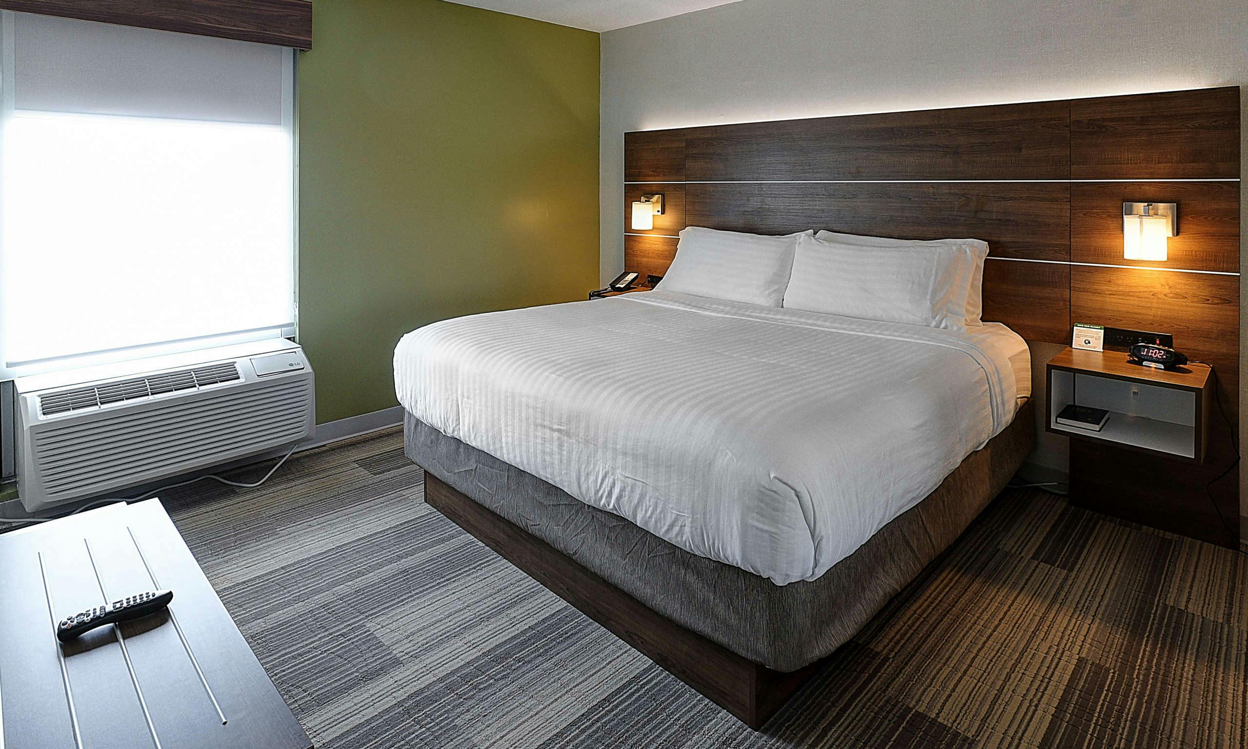 Holiday Inn Express & Suites Toronto Airport West