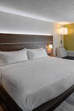 Hotel Holiday Inn Express & Suites Toronto Airport West photo 2