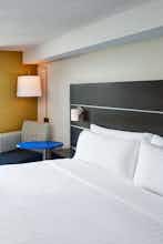 Hotel Holiday Inn Express Windsor Waterfront photo 3
