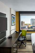 Hotel Holiday Inn Express Windsor Waterfront photo 4