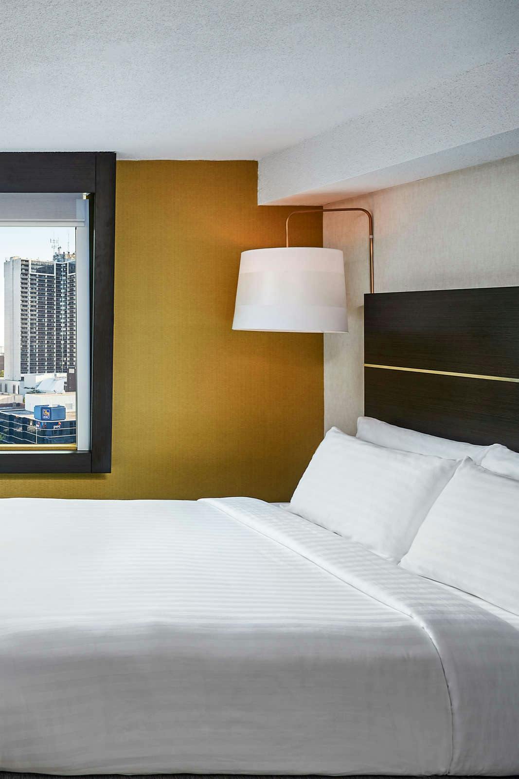 Hotel Holiday Inn Express Windsor Waterfront photo 1