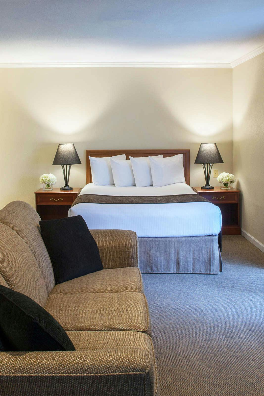 Hotel Cloverleaf Suites Lincoln Nebraska photo 1