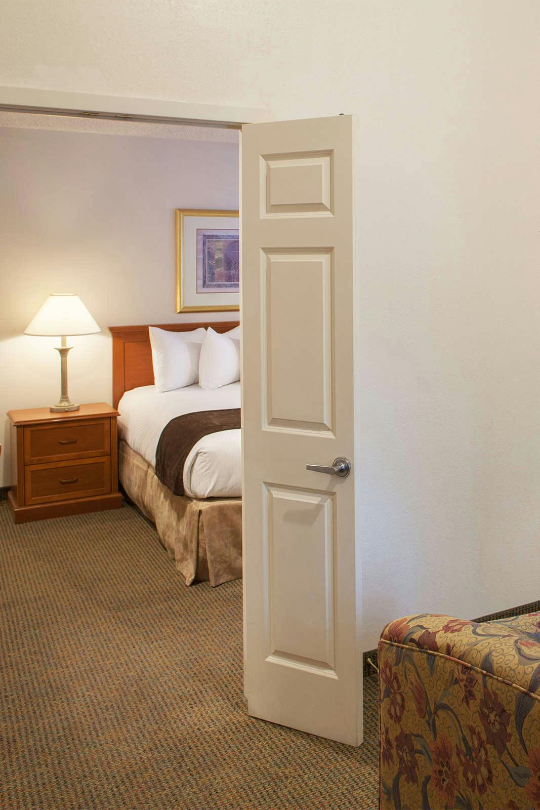 Hotel Cloverleaf Suites Lincoln Nebraska photo 4