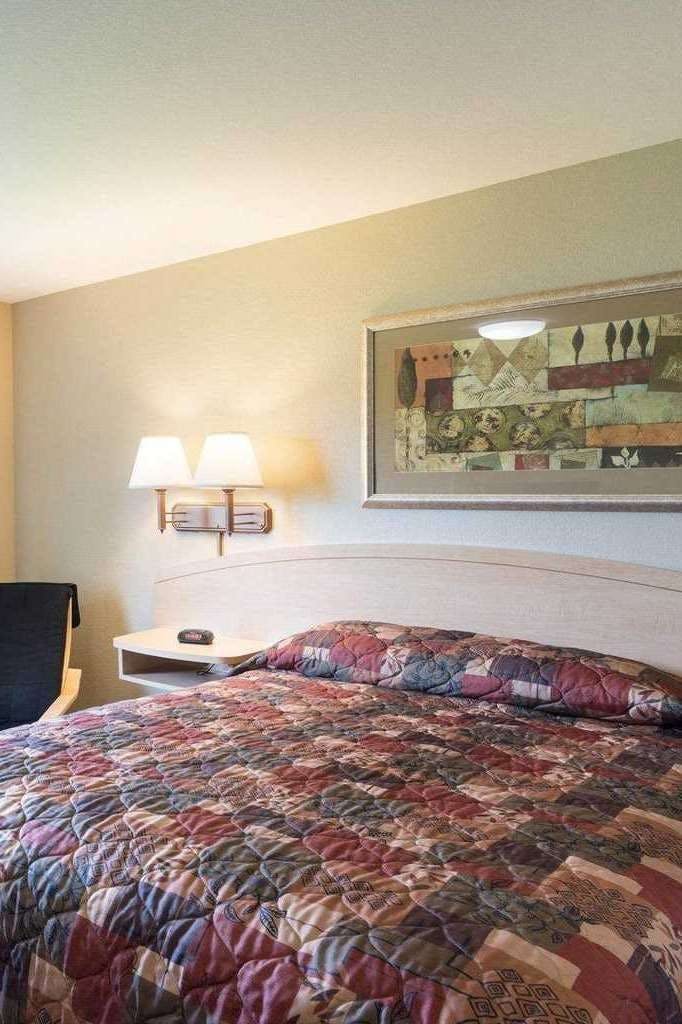 Hotel Suburban Studios Triadelphia - Wheeling at The Highlands photo 1