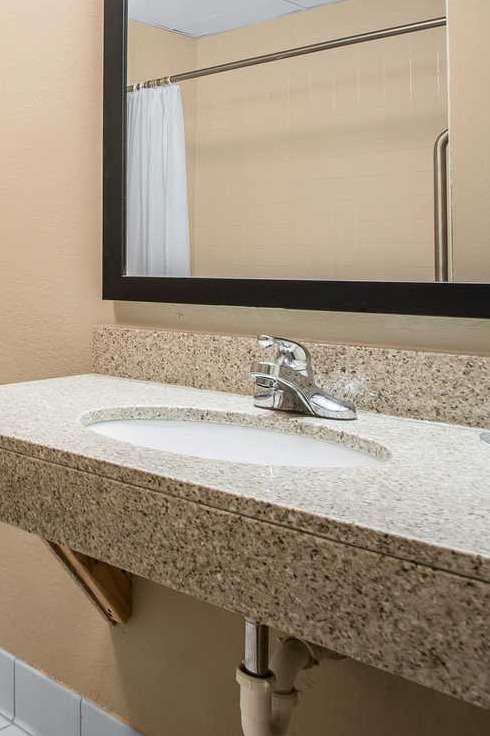 Hotel Quality Inn & Suites East Troy I-43 photo 3