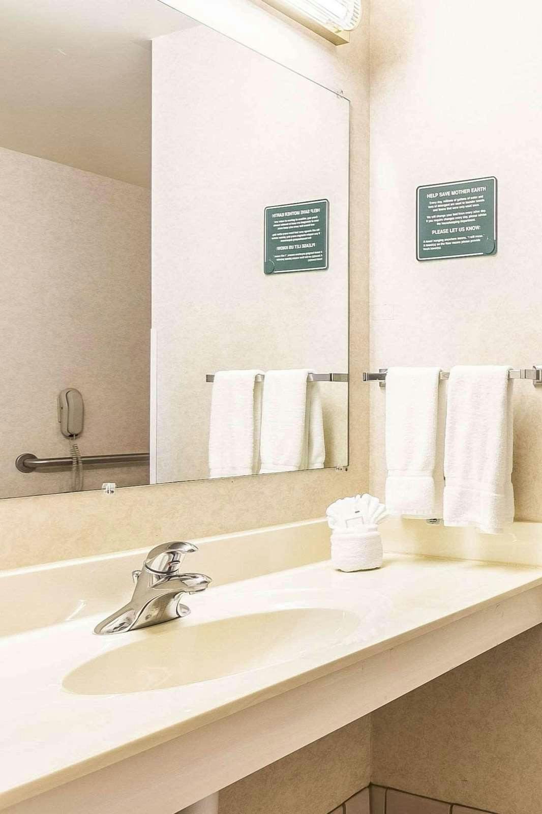 Hotel Clarion Suites At The Alliant Energy Center photo 5