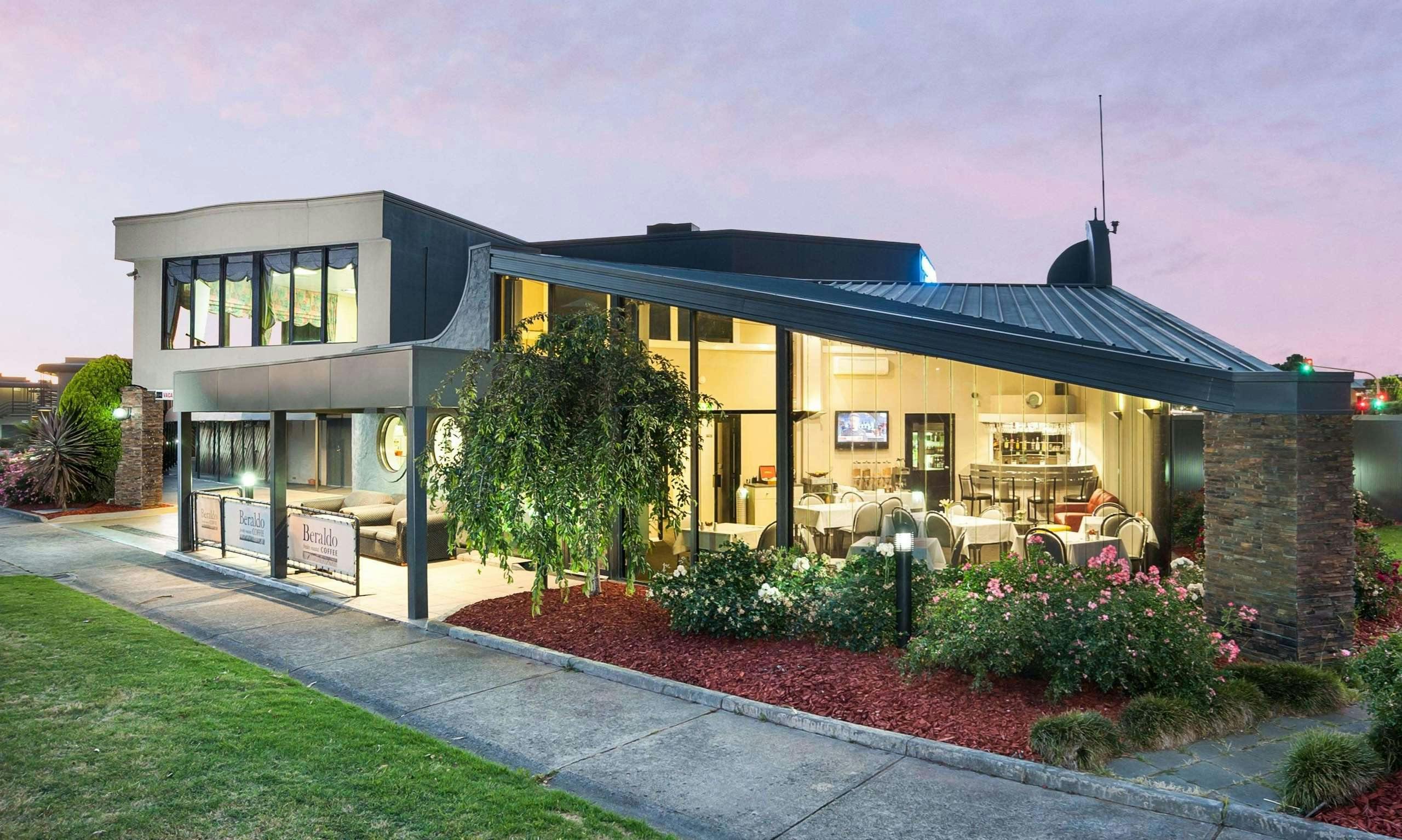 Last Minute Hotel Deals In Around Me Au Vic Hoteltonight