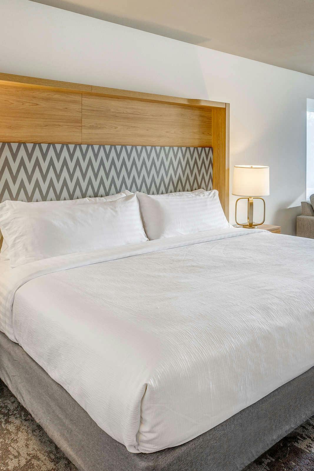 Hotel Holiday Inn & Suites Bellingham photo 2