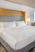Hotel Holiday Inn & Suites Bellingham photo 2