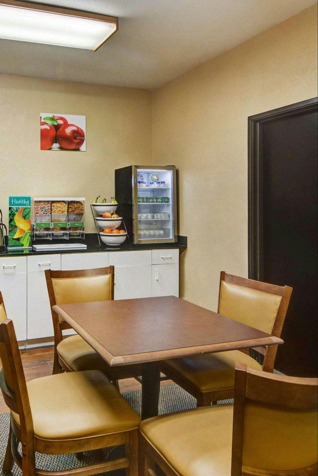 Hotel Quality Inn & Suites Terrell photo 4