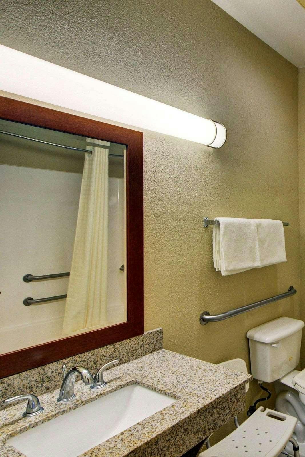 Hotel Quality Inn & Suites Terrell photo 3