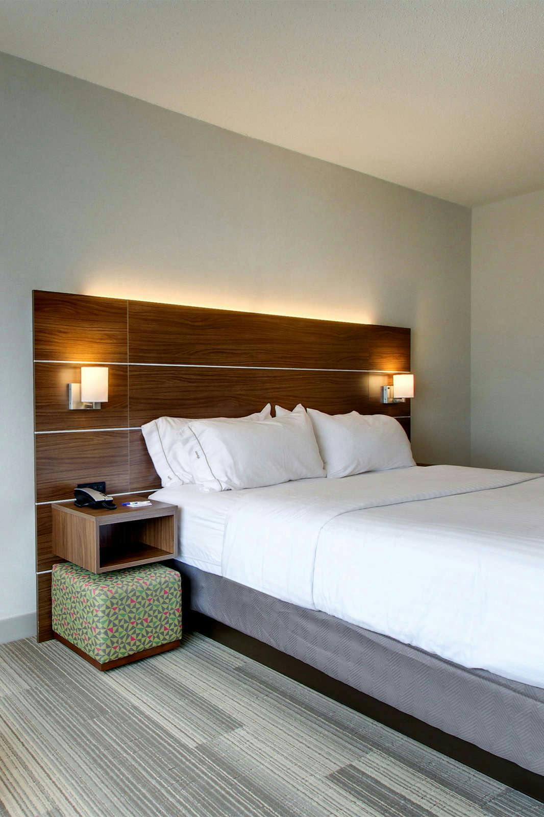 Hotel Holiday Inn Express & Suites Aurora - Naperville photo 2