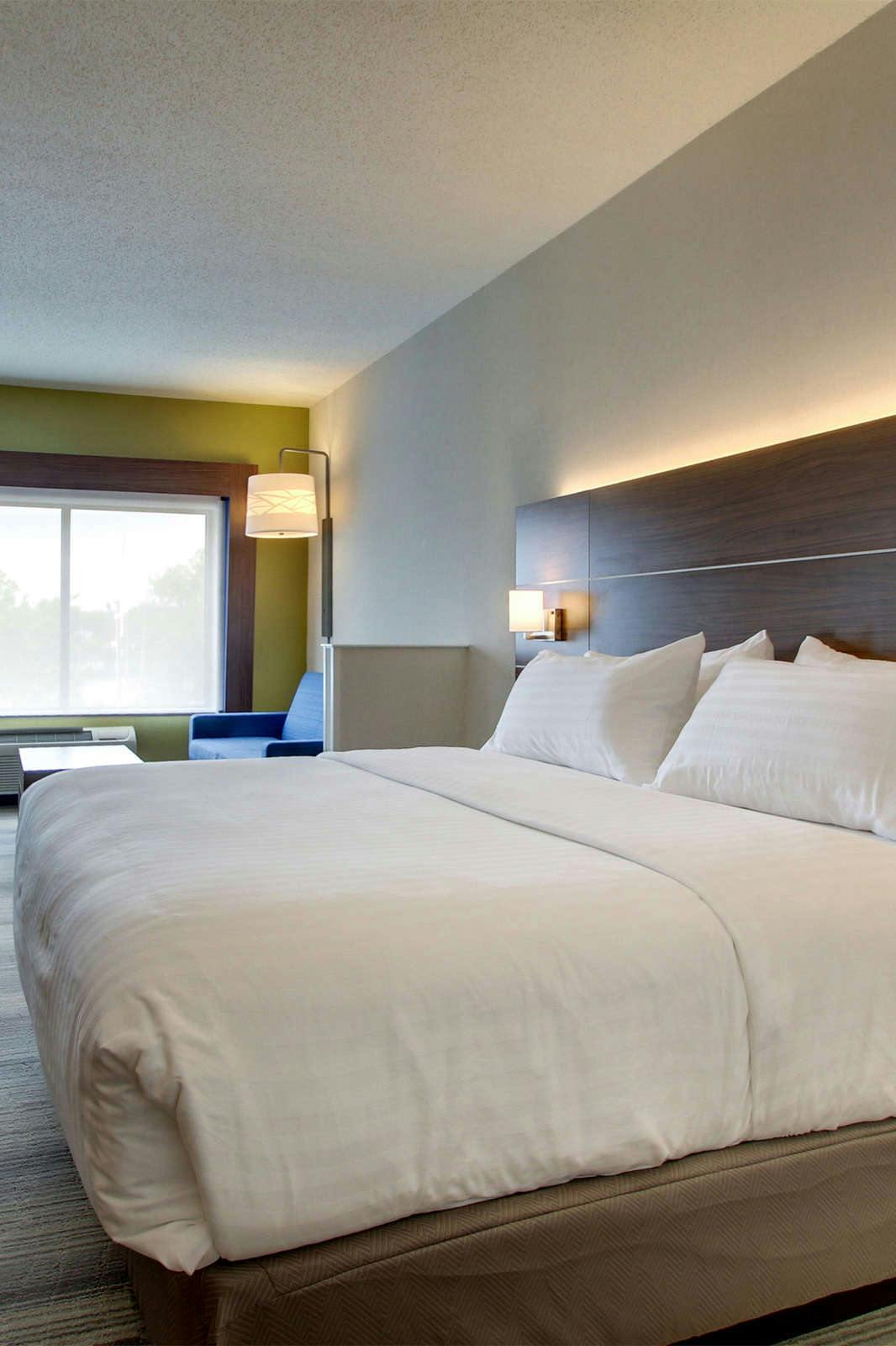 Hotel Holiday Inn Express & Suites Aurora - Naperville photo 3