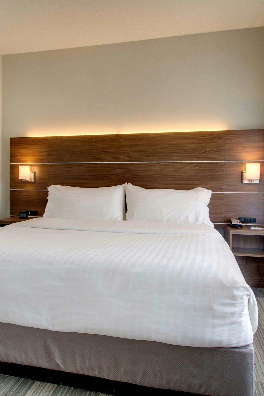 Hotel Holiday Inn Express & Suites Aurora - Naperville photo 1