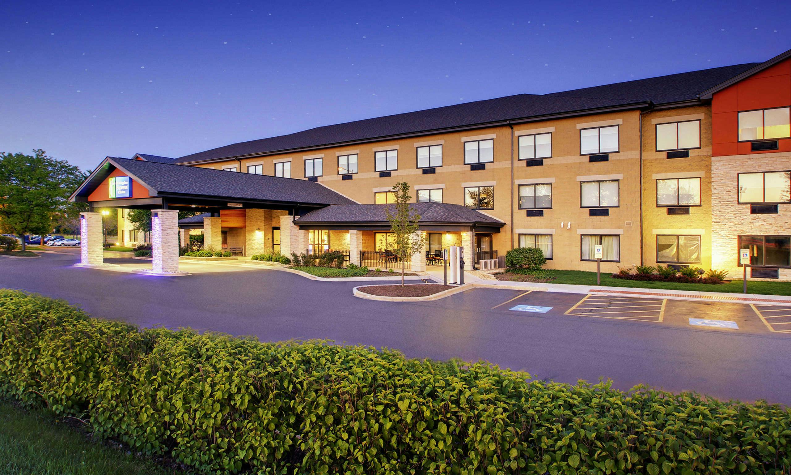 Holiday Inn Express & Suites Aurora - Naperville