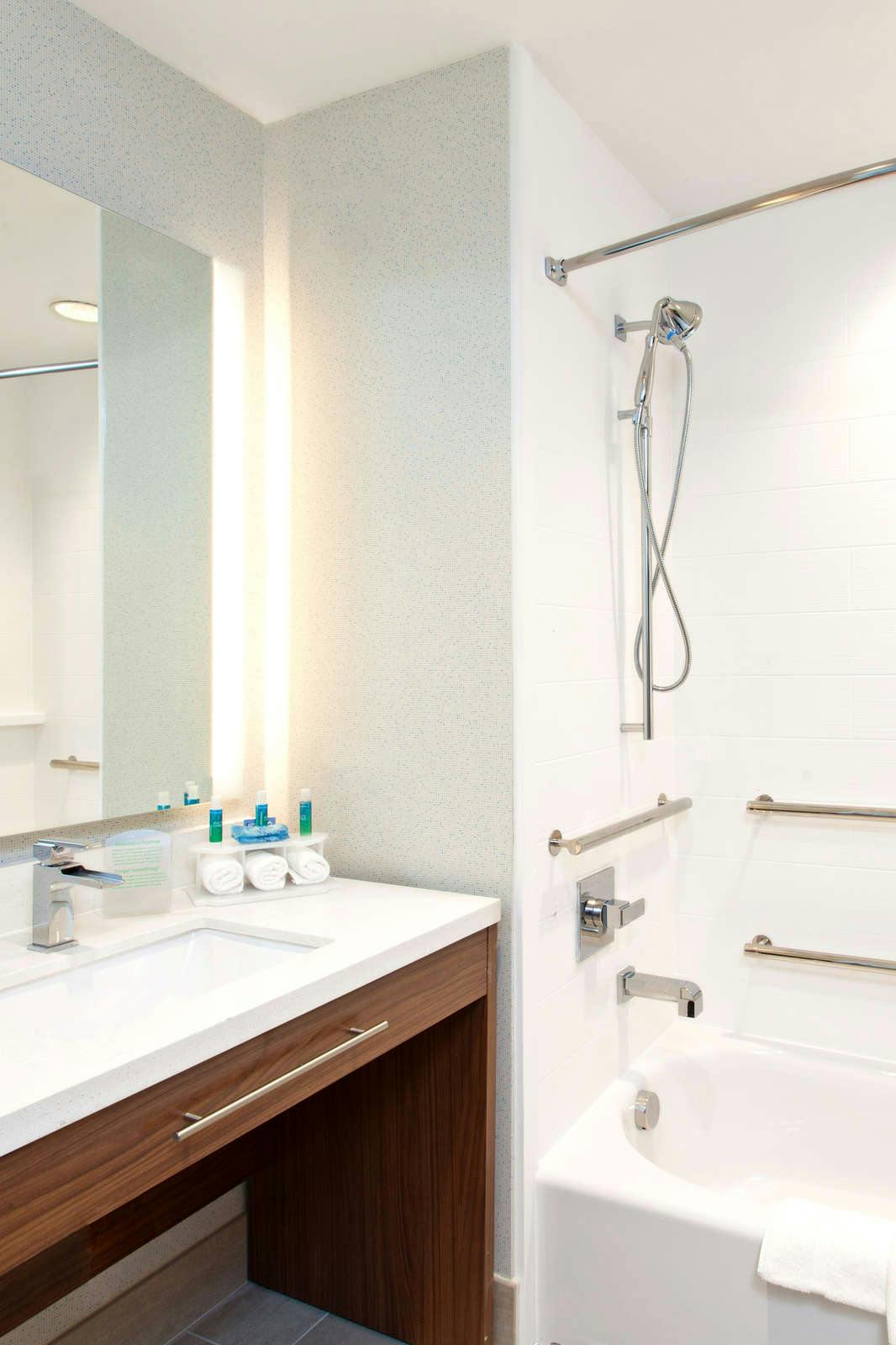 Hotel Holiday Inn Express & Suites Houston S - Medical Center Area photo 3