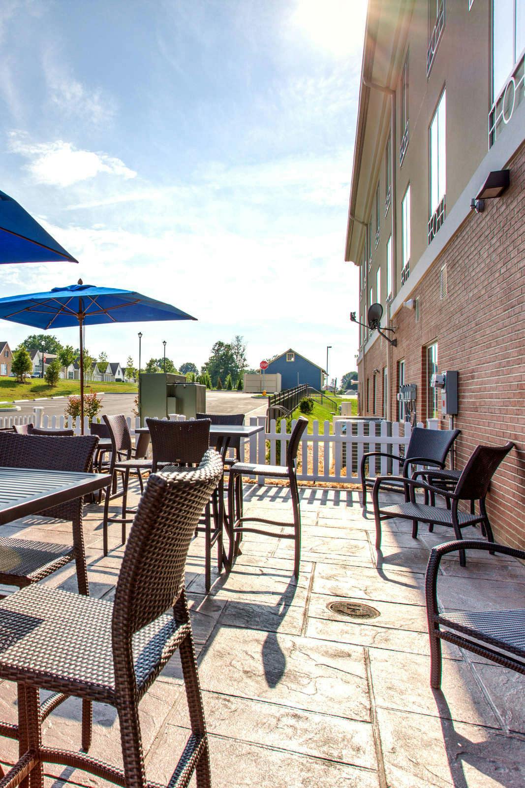 Hotel Holiday Inn Express & Suites Lancaster East - Strasburg photo 1