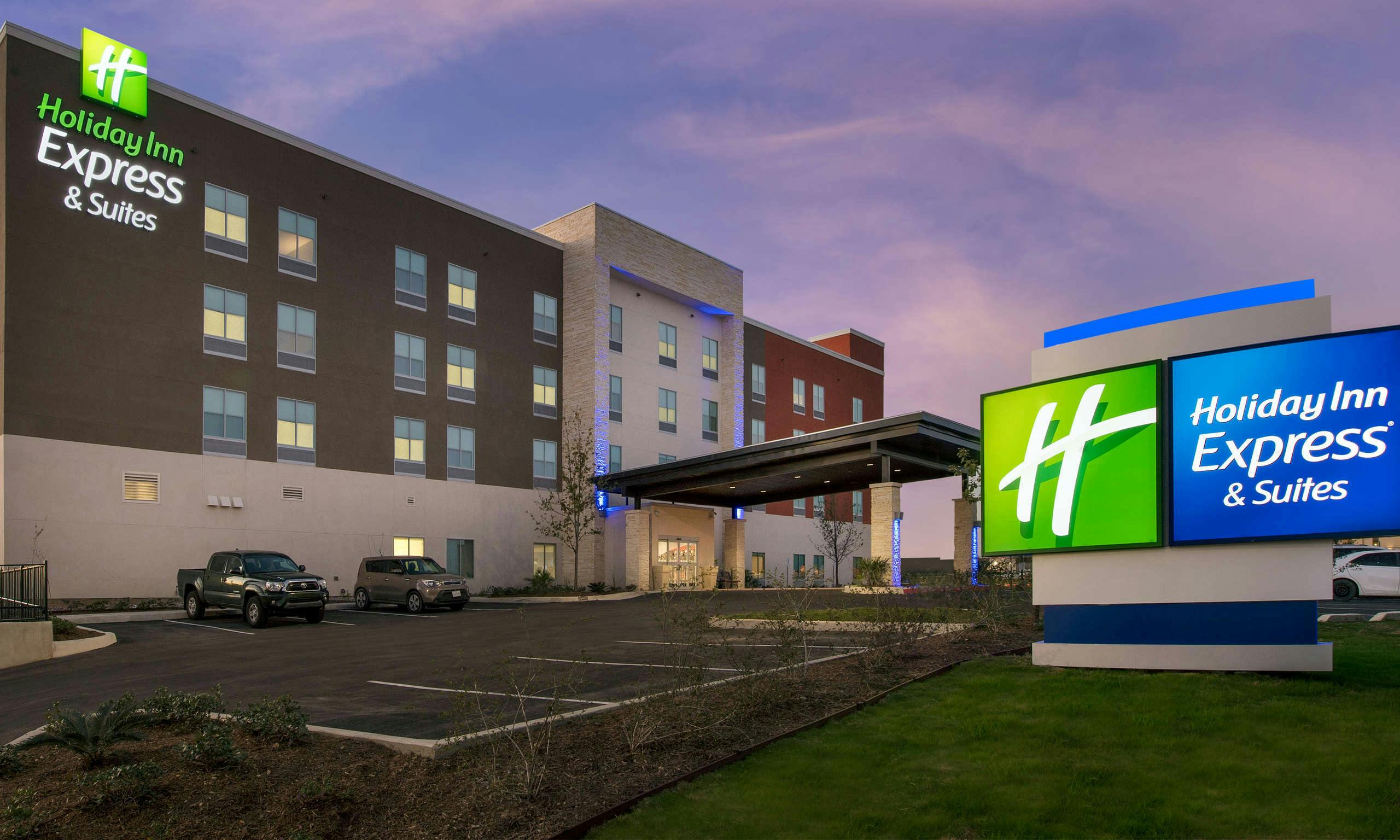 Holiday Inn Express & Suites San Antonio North - Windcrest
