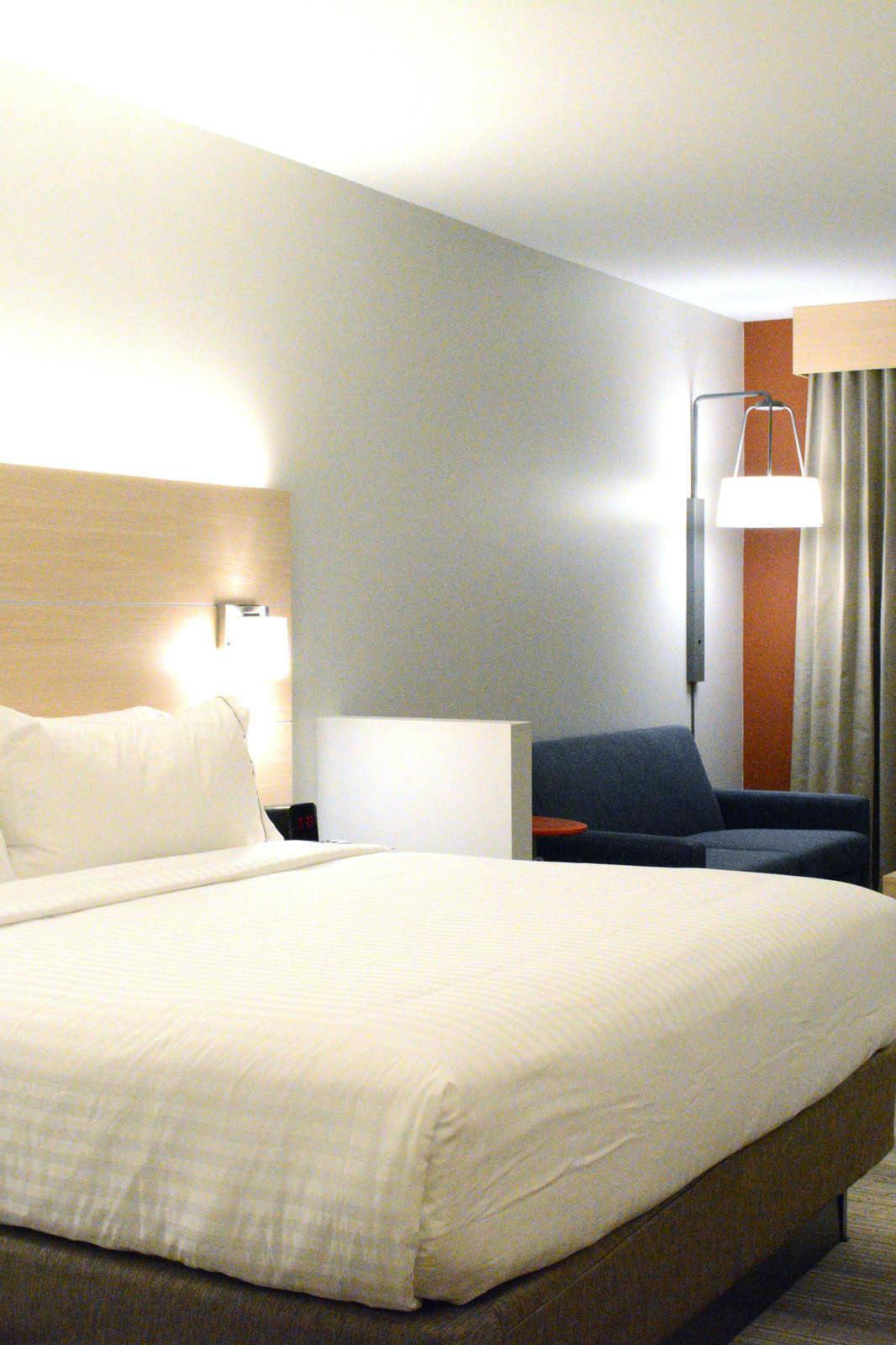 Hotel Holiday Inn Express & Suites Lexington Park - California photo 2