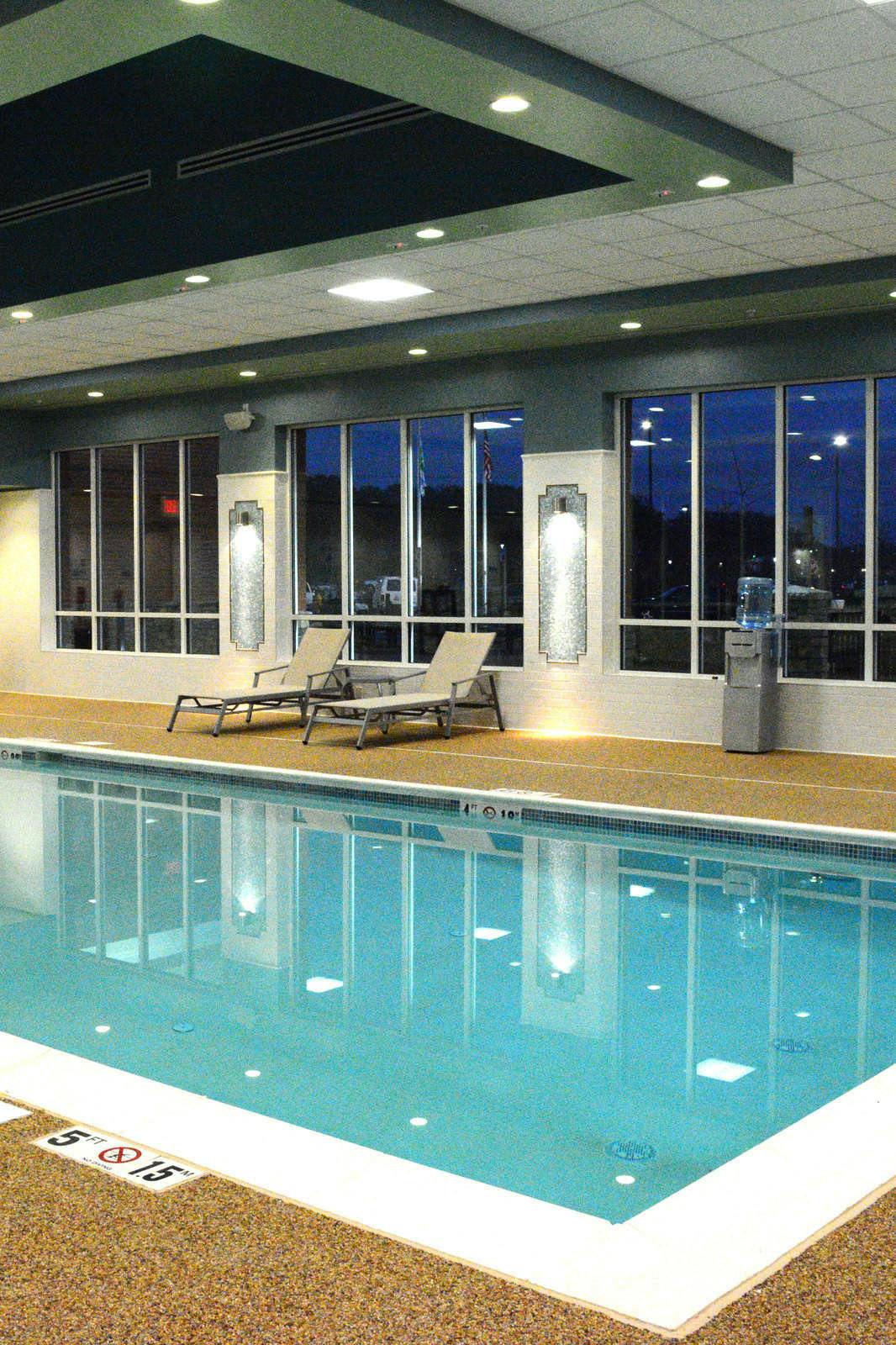 Hotel Holiday Inn Express & Suites Lexington Park - California photo 1