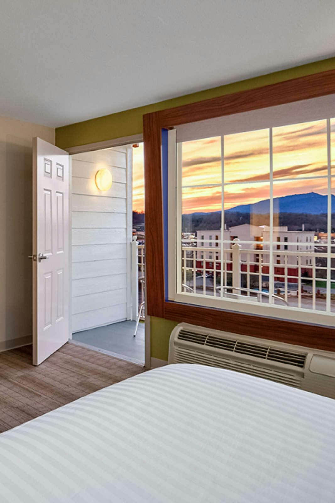 Hotel Holiday Inn Express & Suites Pigeon Forge - Sevierville photo 4