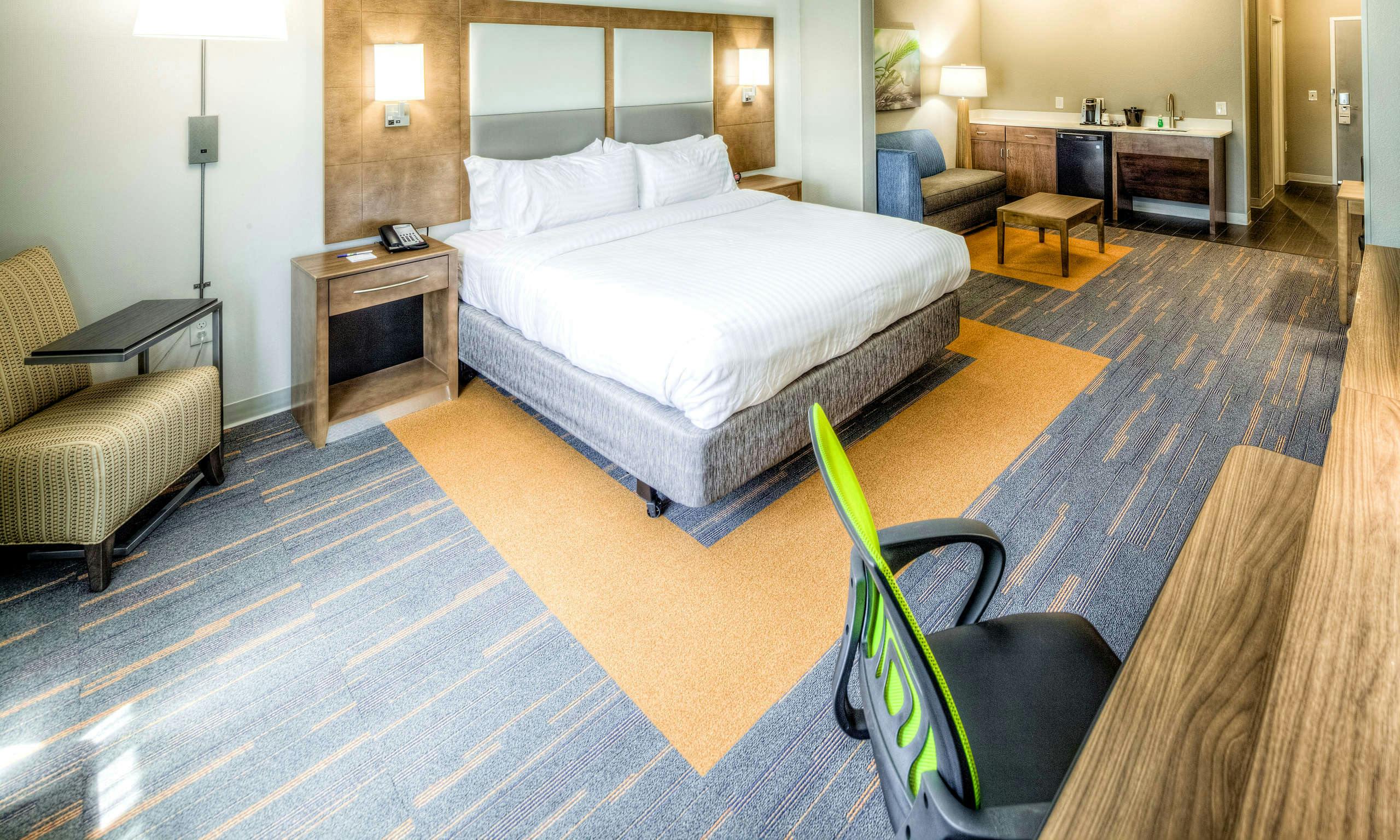 Holiday Inn Express & Suites Cleveland West Westlake