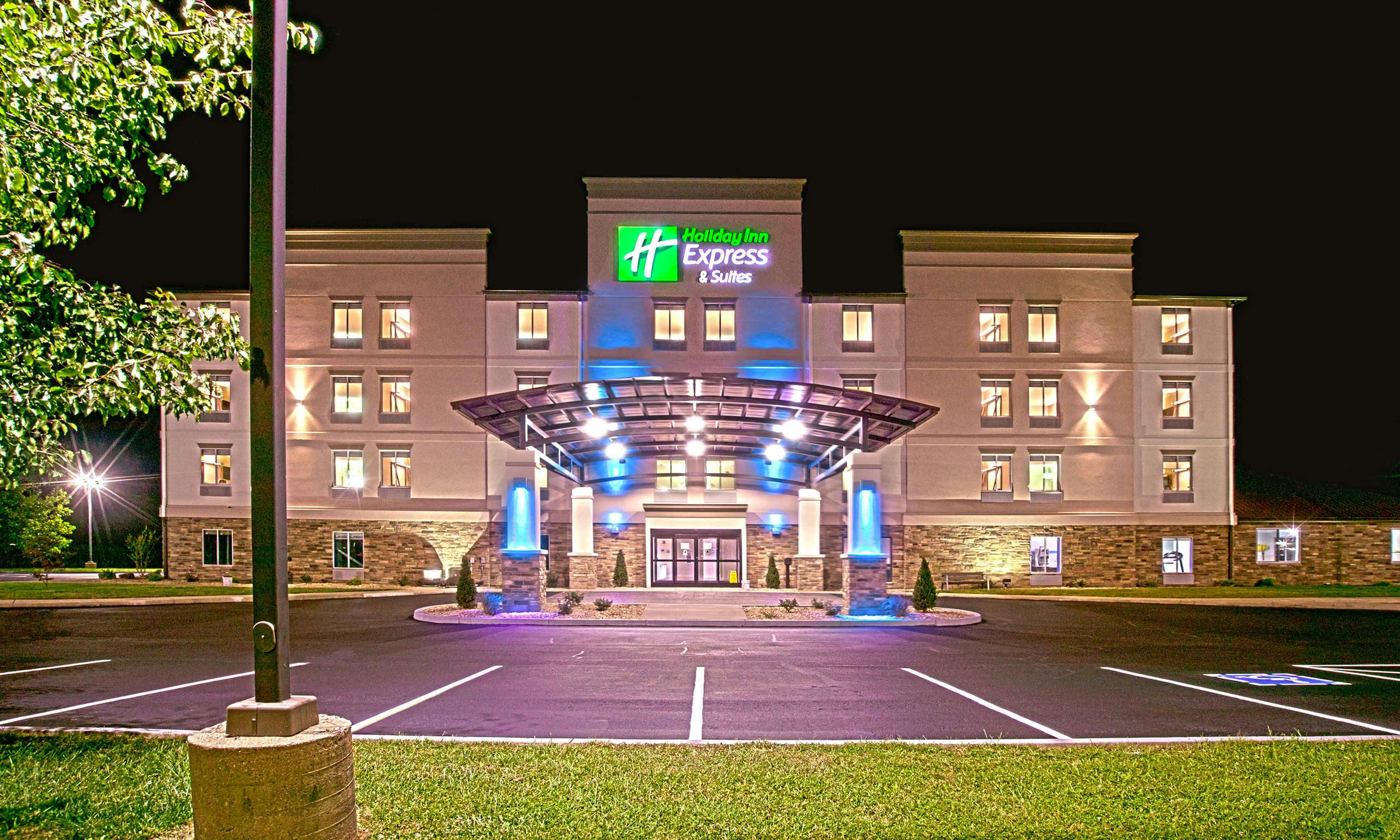 Holiday Inn Express & Suites Evansville North