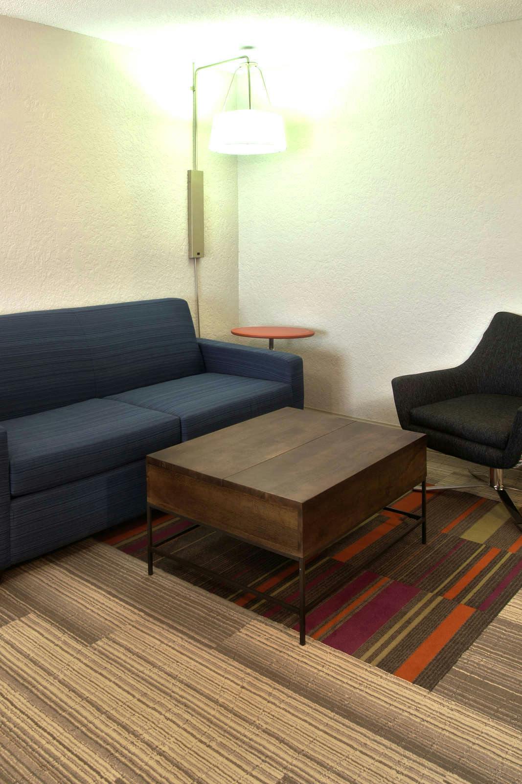 Hotel Holiday Inn Express & Suites Evansville North photo 5