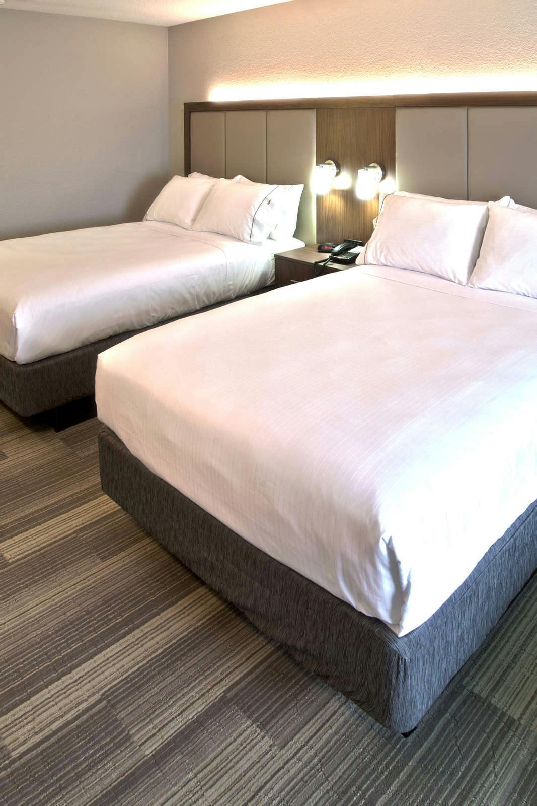 Hotel Holiday Inn Express & Suites Evansville North photo 3