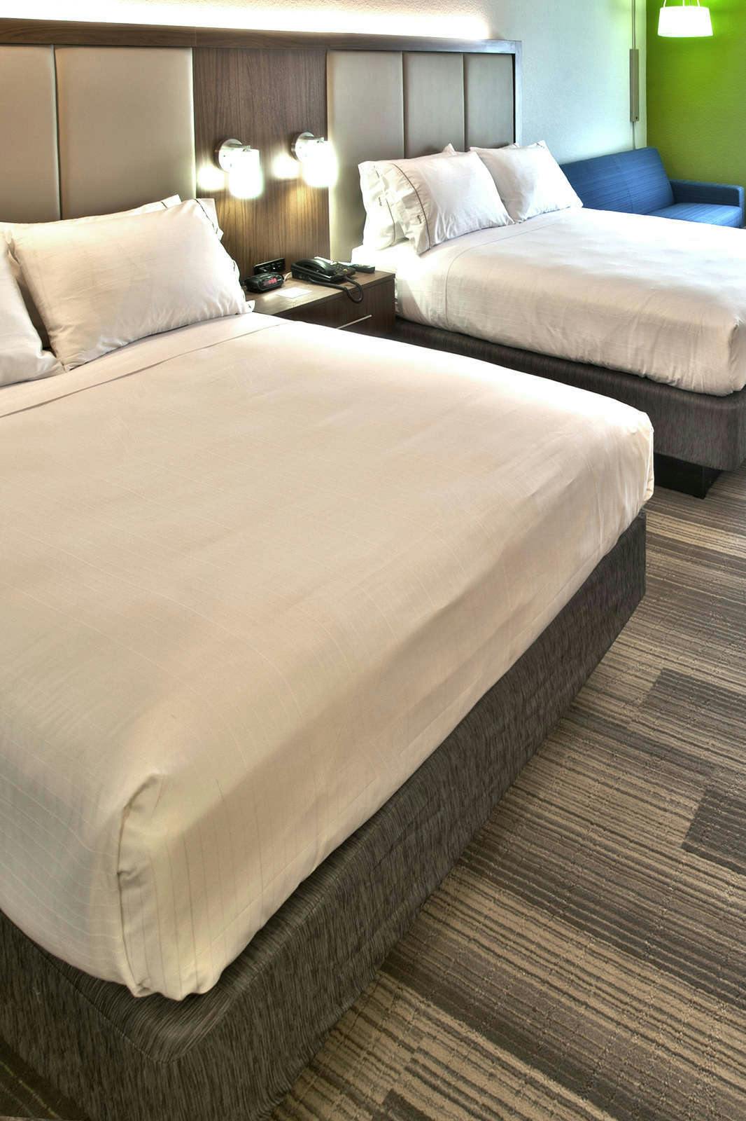 Hotel Holiday Inn Express & Suites Evansville North photo 4